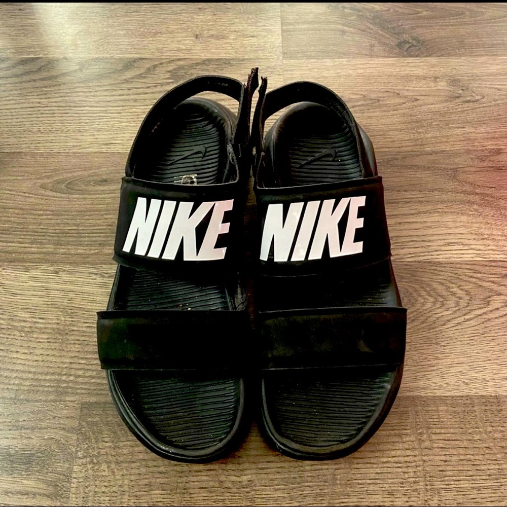 Nike tanjun sandals size 6